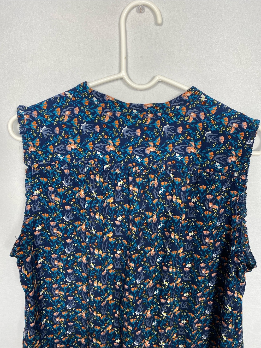 LOFT Navy Floral Sleeveless Blouse Forest scene fox & bunnies size large - Picture 8 of 10